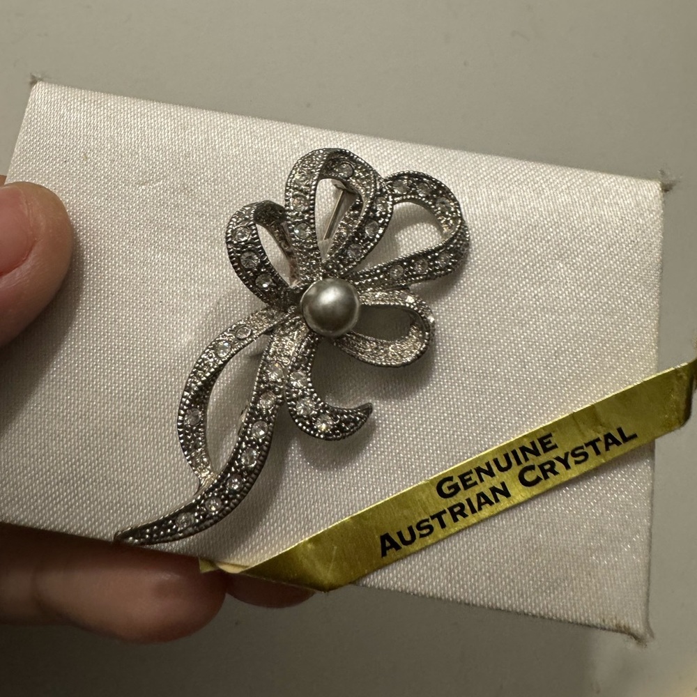 Genuine Austrian Crystal Faux Pearl Bow/Ribbon Brooch